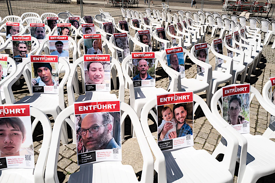 Stühle mit Fotos der Geiseln auf dem Bebelplatz