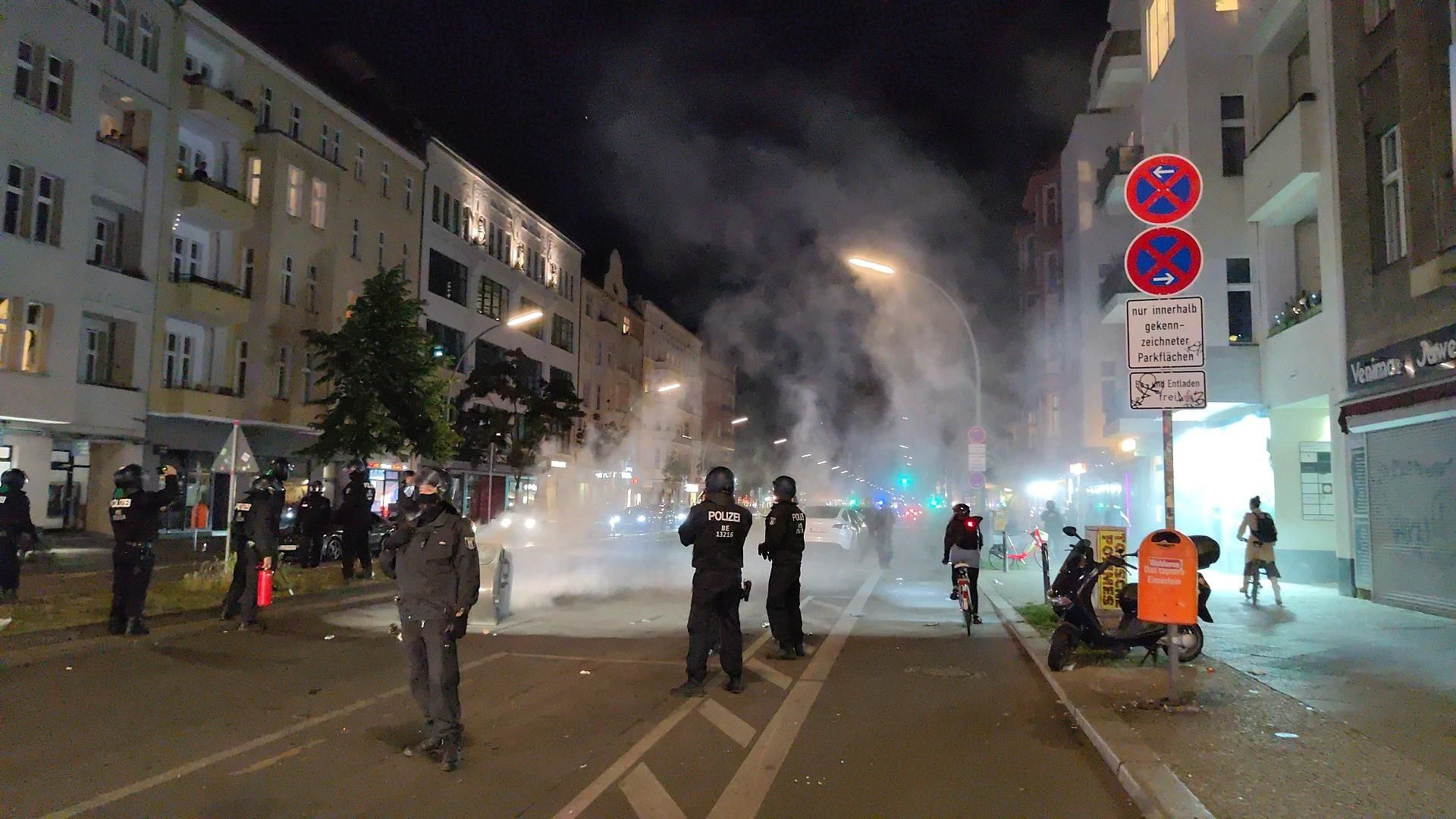 Polizeikräfte in der Sonnenallee am Mittwochabend.