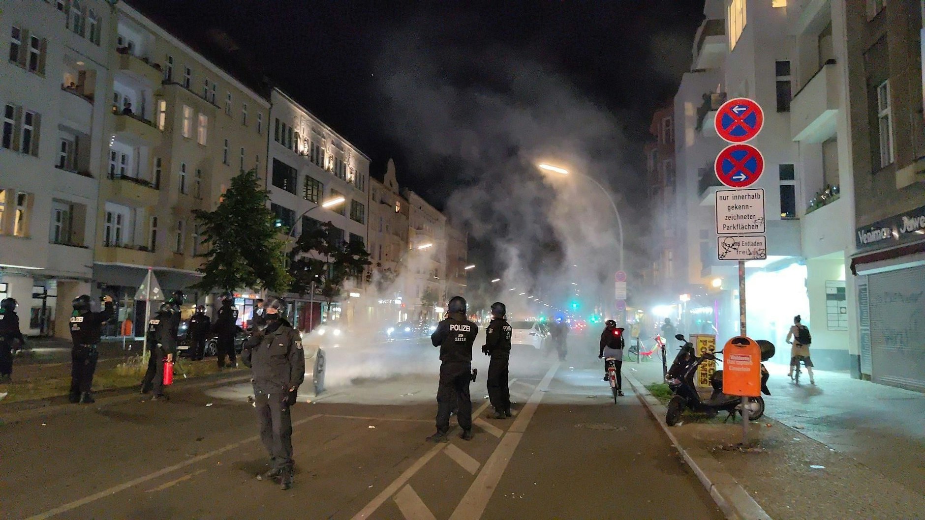 Polizeikräfte in der Sonnenallee am Mittwochabend.