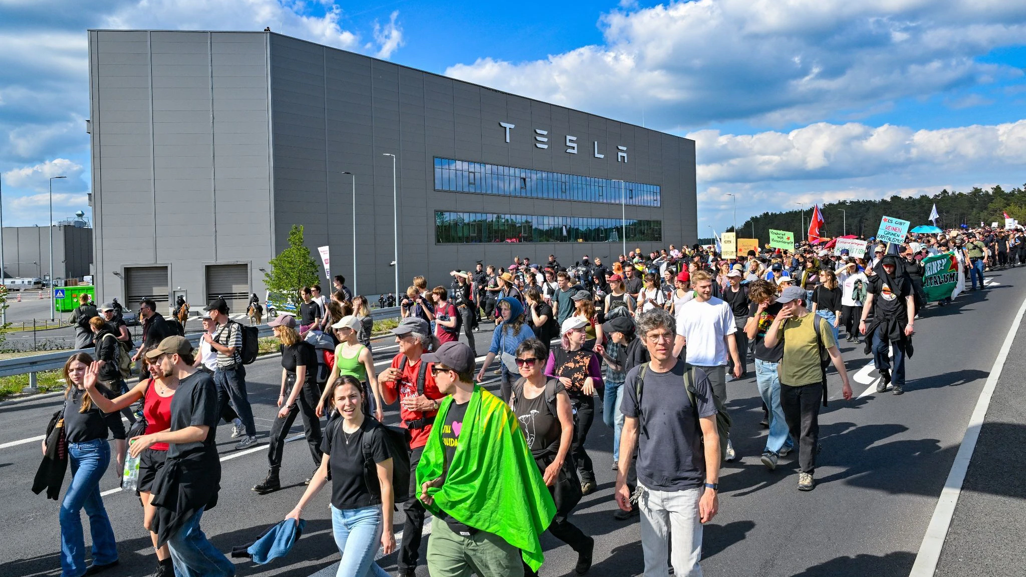 Protestzug gegen Tesla in Grünheide vor einer Woche.
