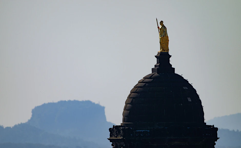 Die Saxonia auf dem Ständehaus in Dresden vor dem Lilienstein in der Sächsischen Schweiz.  