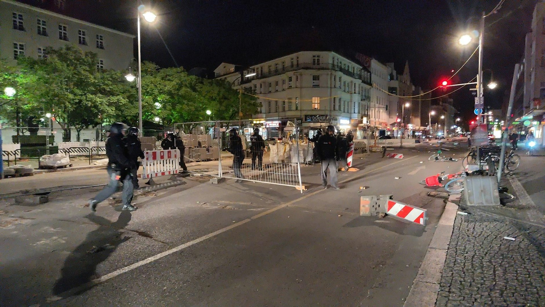 In der Sonnenallee blieb es nicht friedlich – die Straße wurde einmal mehr als Schlachtfeld genutzt.