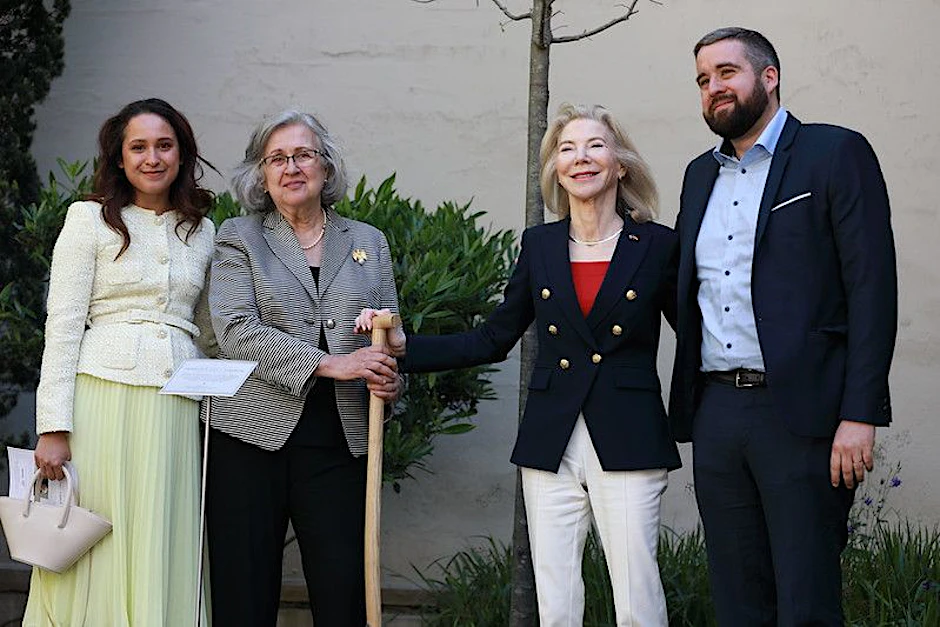 Helen Kornblum und Amy Gutmann pflanzen einen Baum.