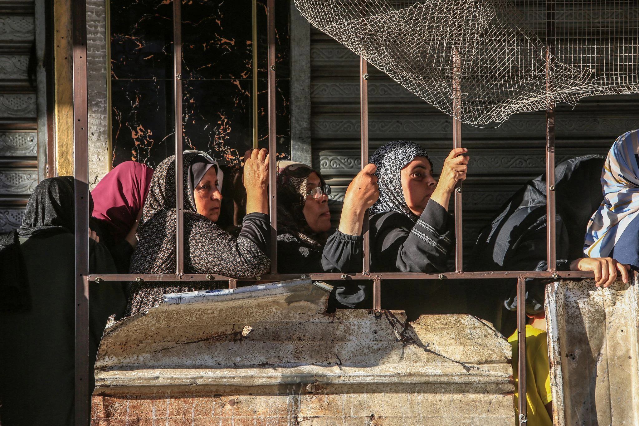 dpatopbilder - Palästinenser, die aus der Stadt Rafah geflohen sind, drängen sich auf einer Marktstraße in Deir el-Balah im zentralen Gazastreifen.  