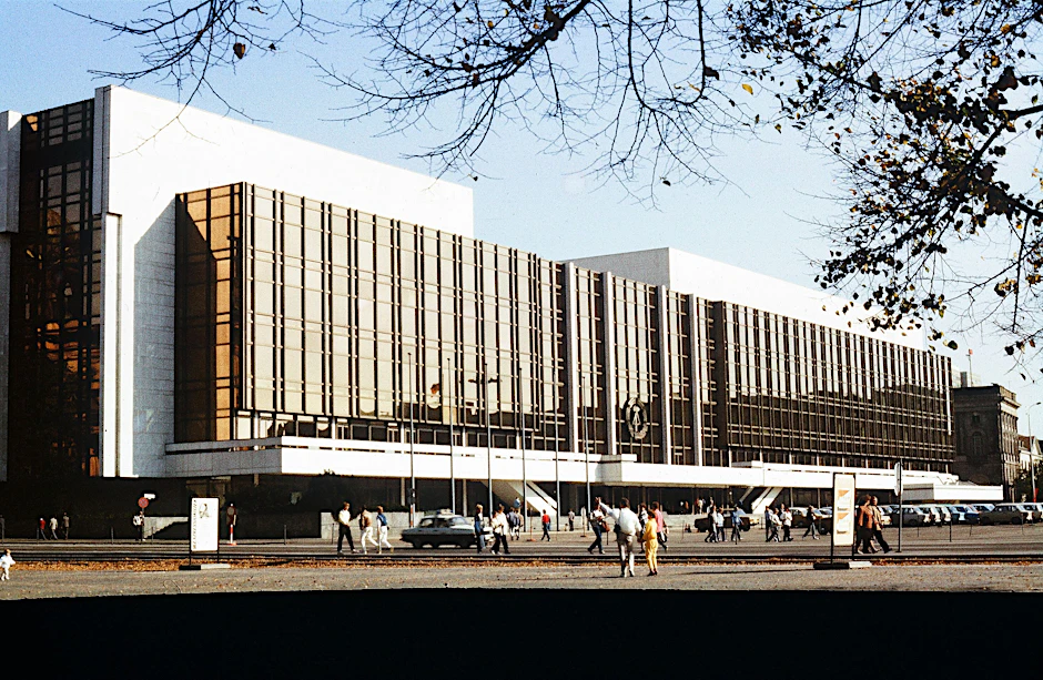 Der Palast der Republik: Auch fast zwei Jahrzehnte nach seinem Abriss erregt er die Gemüter.