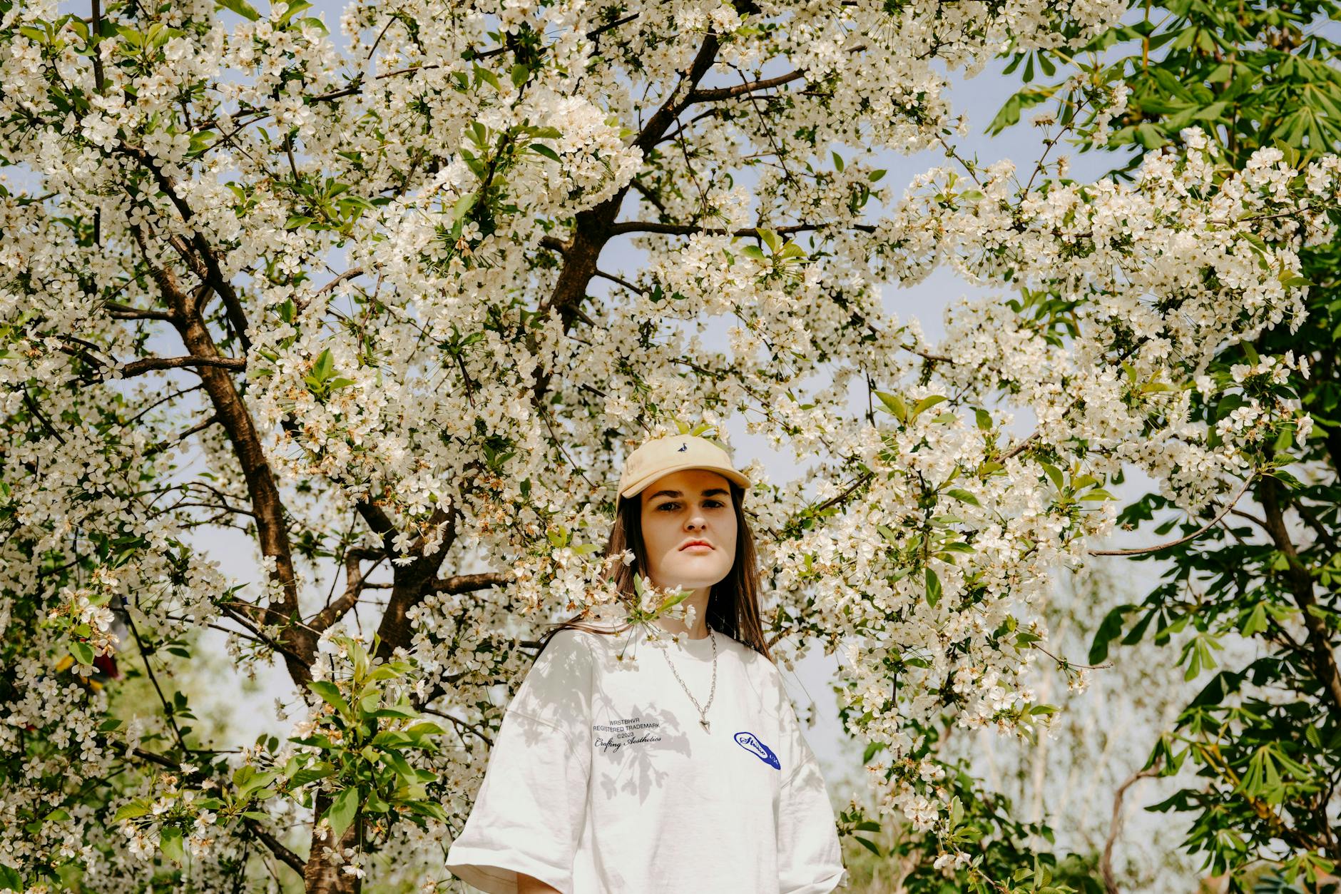 Luna beim Fotoshoot mit der Berliner Zeitung im Garten auf dem Tempelhofer Feld