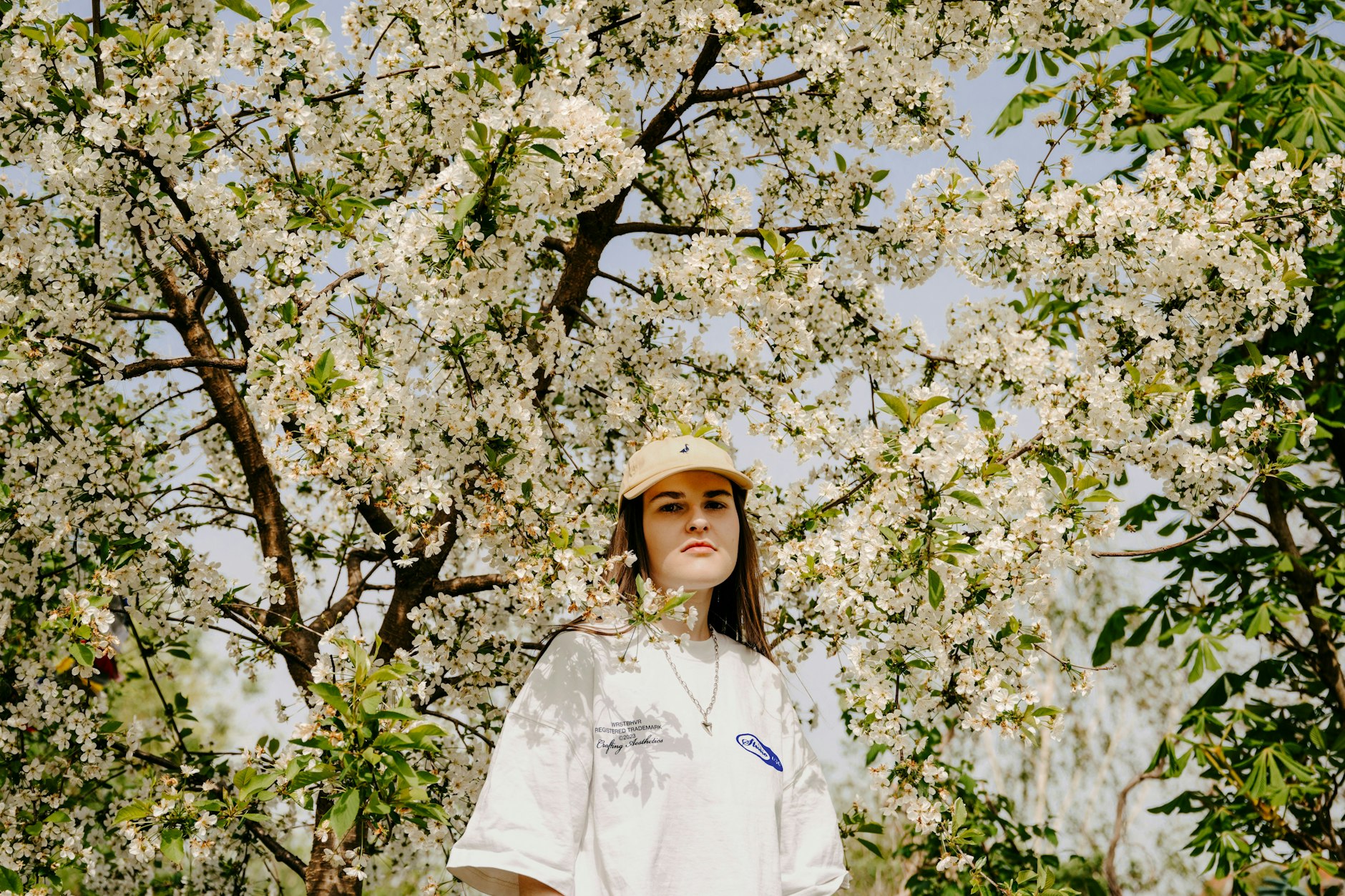 Luna beim Fotoshoot mit der Berliner Zeitung im Garten auf dem Tempelhofer Feld