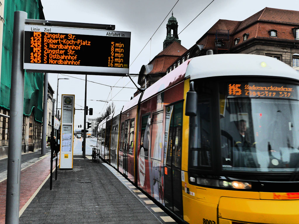Berlin-Mitte: Mann stößt mit Kopf heftig gegen Scheibe von Tram – Schädelfrakturen