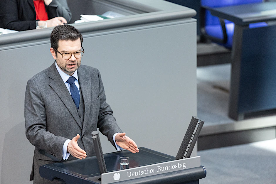 Justizminister Marco Buschmann (FDP) am Rednerpult des Bundestags.
