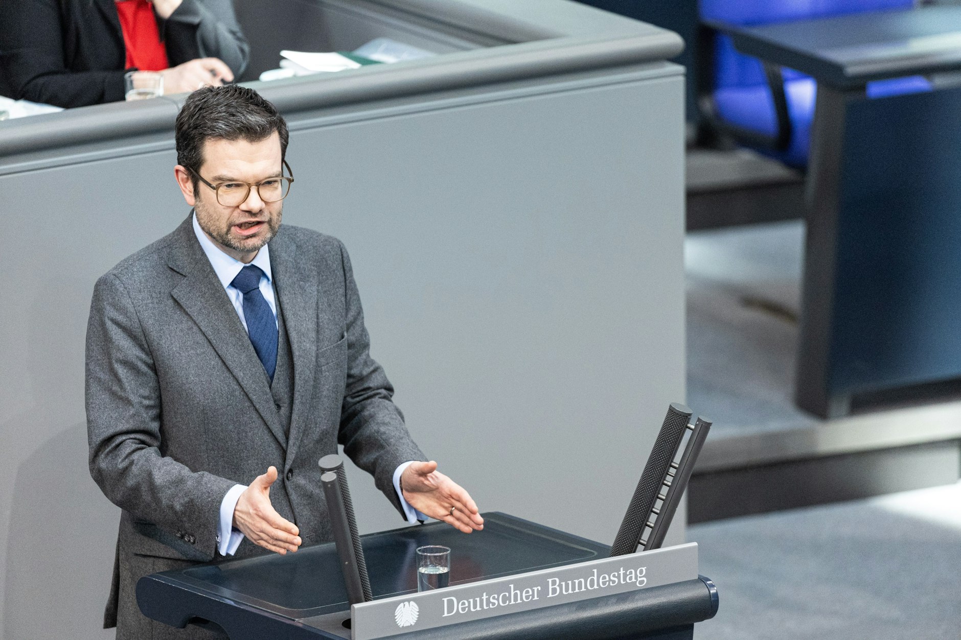 Justizminister Marco Buschmann (FDP) am Rednerpult des Bundestags.