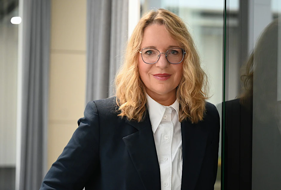 PRODUKTION - Claudia Kemfert, Leiterin der Abteilung Energie, Verkehr, Umwelt am Deutschen Institut für Wirtschaftsforschung (DIW Berlin) und Energieexpertin, schaut in die Kamera.  