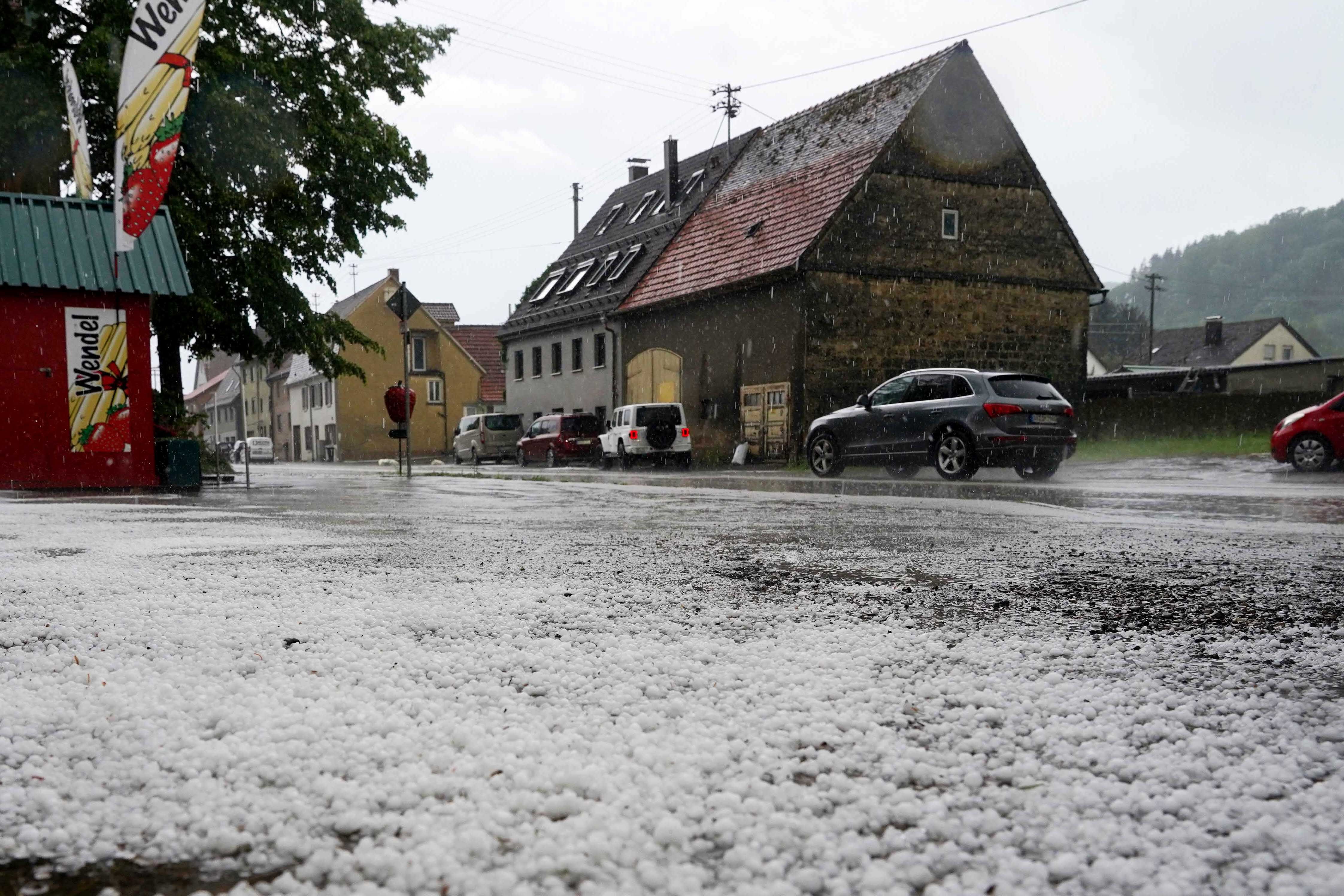 Sturm knickt in Dresden Bäume um +++ Feuerwehr rettet Autofahrer in Nürnberg