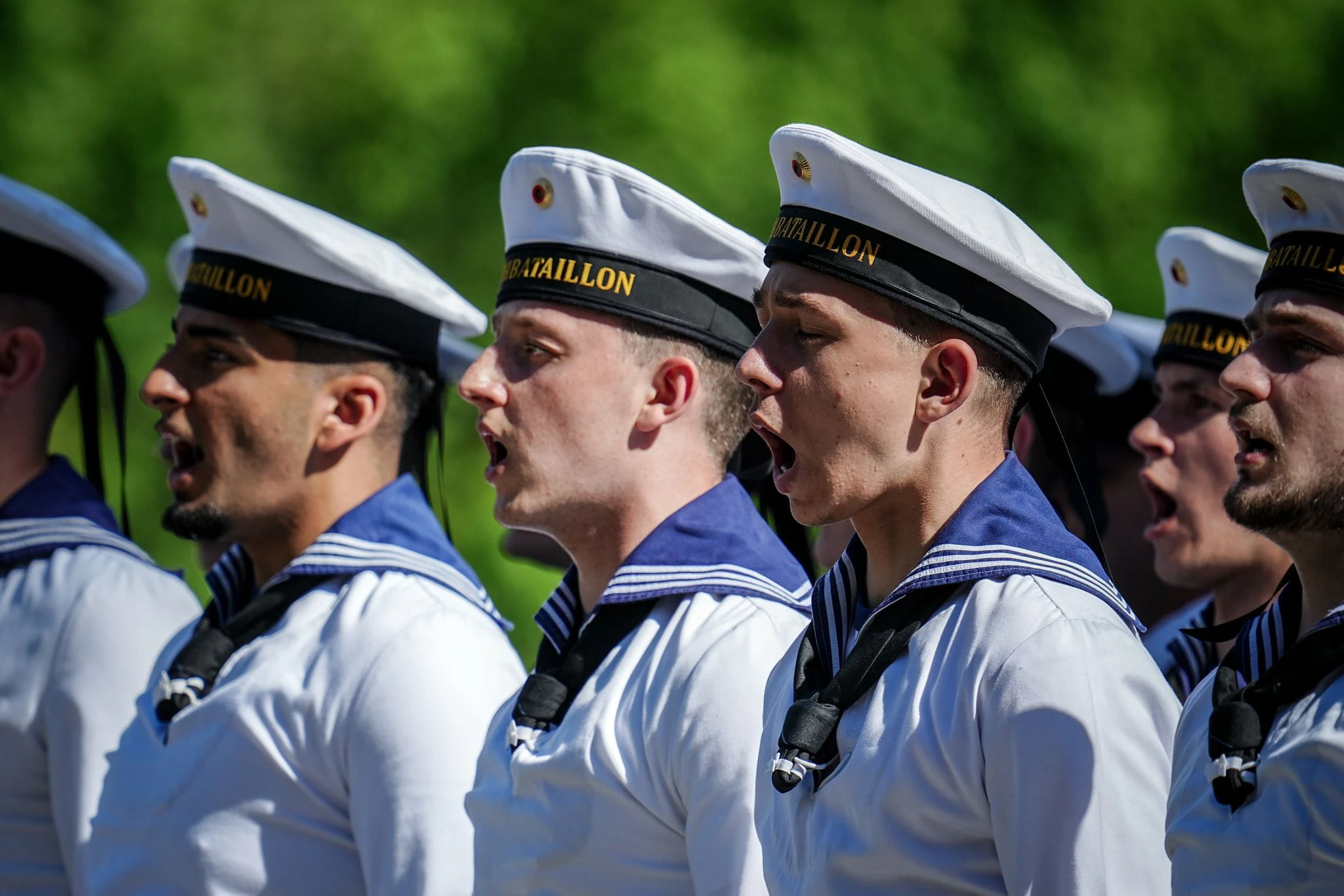 Lautstarker Empfang vor dem Bundeskanzleramt: Bundeswehrsoldaten des Wachbataillons begrüßen Bundeskanzler Scholz und die Schweizer Bundespräsidentin der Schweizerischen Eidgenossenschaft Viola Amherd.  