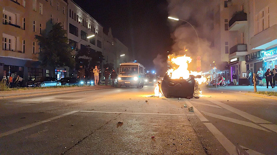 Am Abend flogen in Neukölln Böller und Mülltonnen wurden angezündet.