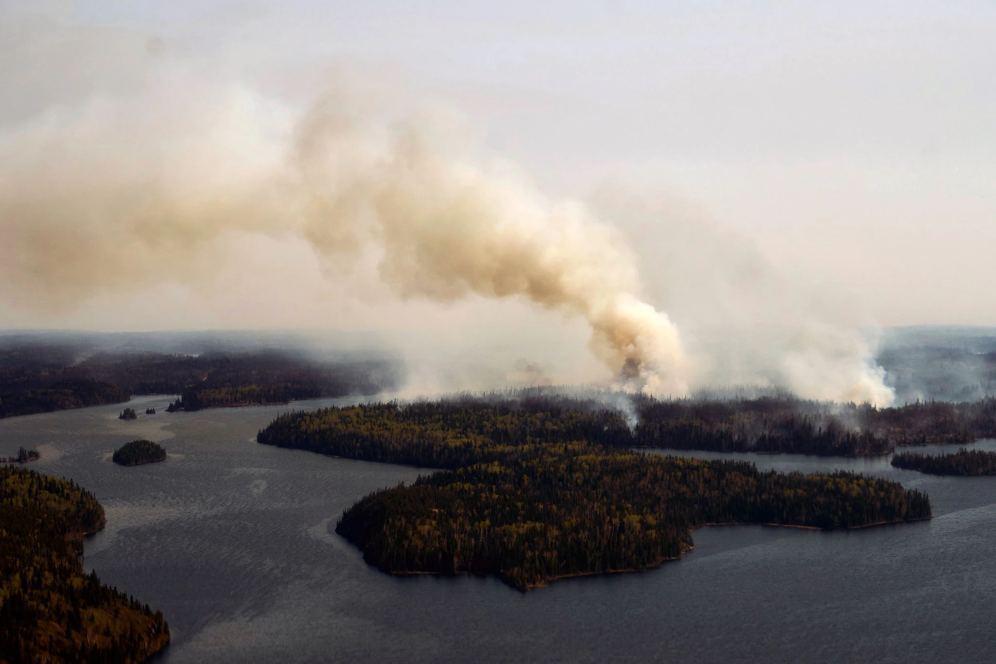 Ein Wald brennt im Norden Manitobas in der Nähe von Flin Flon in Kanada.  ss via AP/dpa