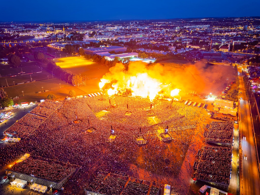 RammsteinKonzert in Dresden Feuerwerk, Gottesdienst, Puppentheater