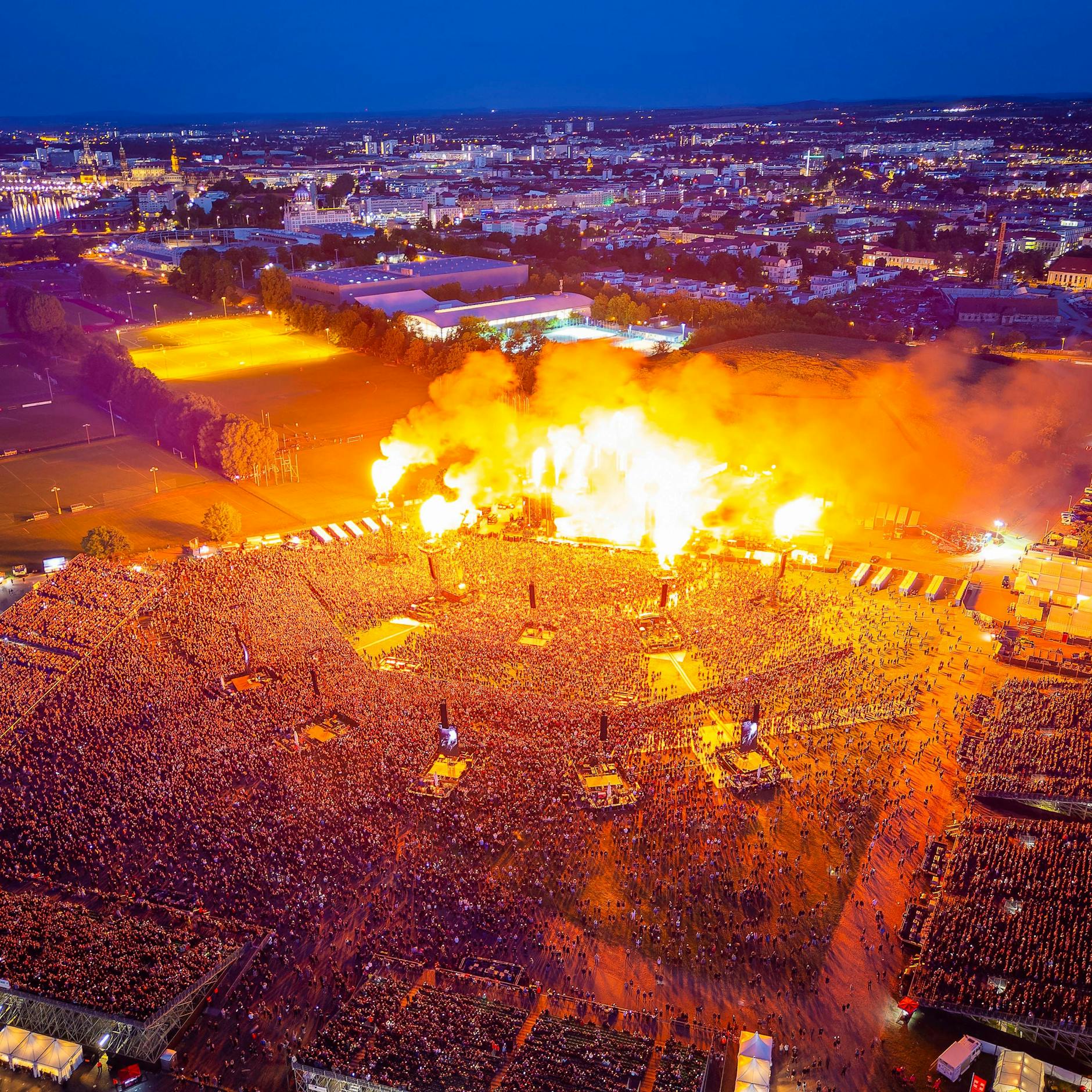 Image - Rammstein-Konzert in Dresden: Feuerwerk, Gottesdienst, Puppentheater