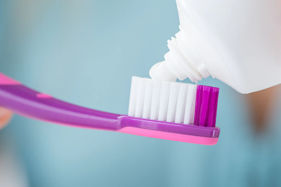 Für schlechte Bewertungen bei sensitiven Zahncremes sorgen problematische Inhaltsstoffe wie Natriumlaurylsulfat oder der Weißmacher Titandioxid.