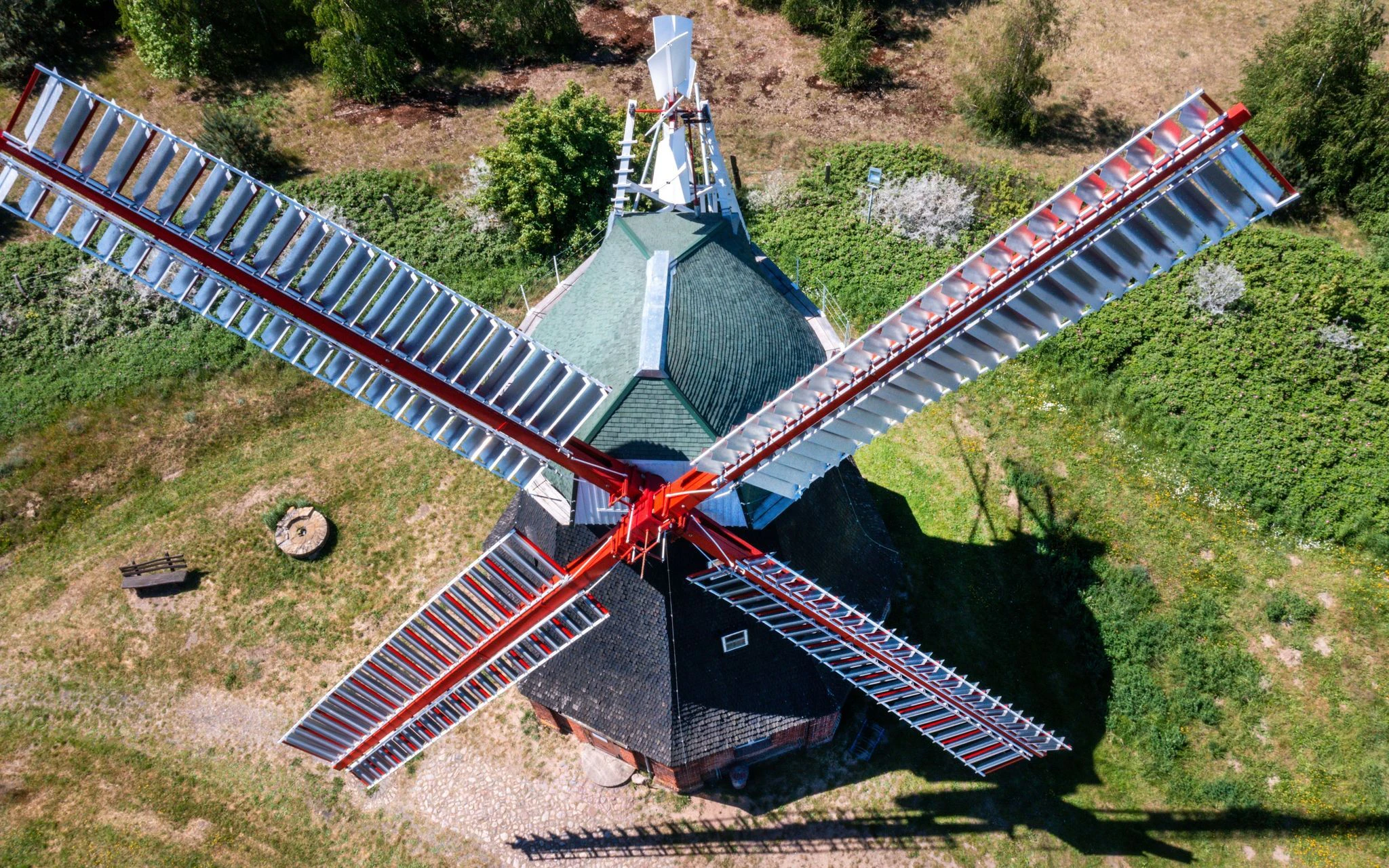 Aus dem Jahr 1889 und dennoch funktionstüchtig: Die Mühle Stove strotzt dem Wind der Veränderung. Als eine der historischen Windmühlen in Mecklenburg-Vorpommern wird sie am Pfingstmontag, dem Deutschen Mühlentag, ihre Türen öffnen.  