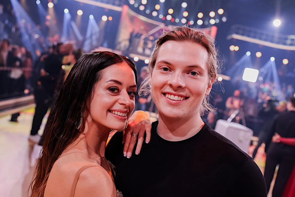 ARCHIV - Gabriel Kelly, Sänger, und Malika Dzumaev, Profitänzerin, stehen in der RTL-Tanzshow «Let