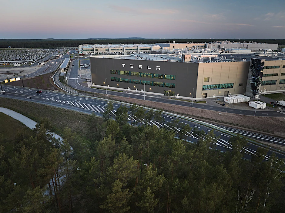 Blick am frühen Morgen auf das Tesla-Werk: Begleitet von Protest stimmt die Gemeinde Grünheide heute über Ausbaupläne des US-Elektroautobauers Tesla ab.&nbsp;
