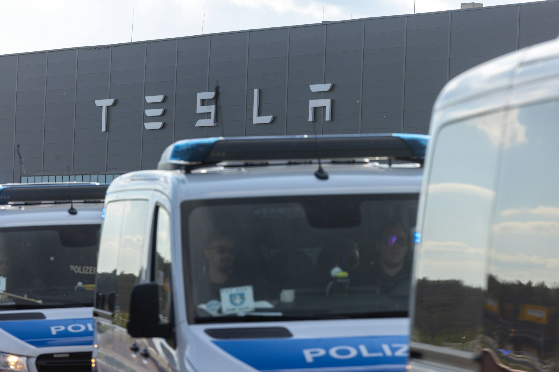 Polizeiwagen vor dem Tesla-Areal in Grünheide vor einer Woche: Nun soll auch die Abstimmung der Gemeindevertreter unter Polizeischutz stehen.