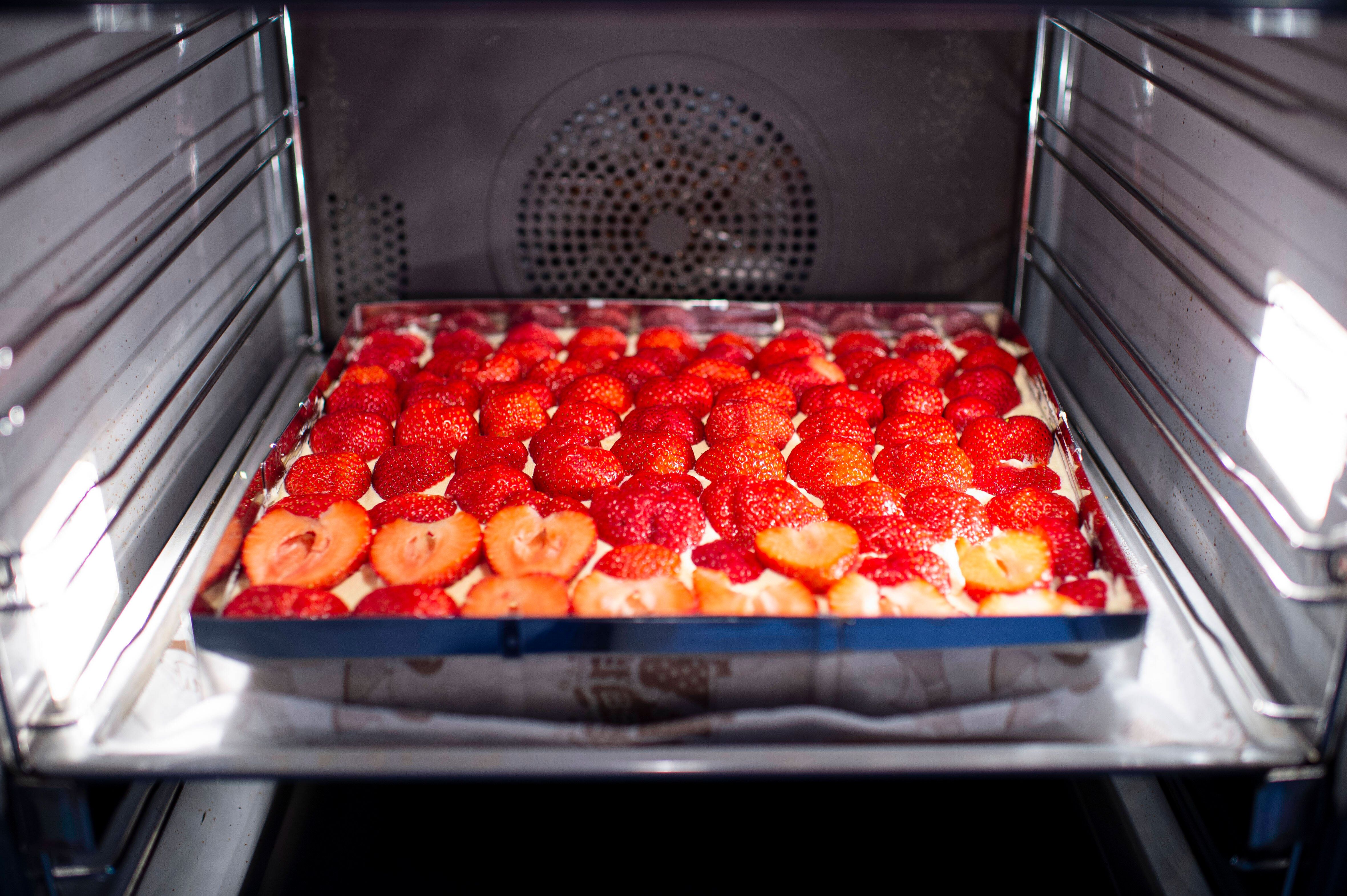 Rezept für saftigen Erdbeerkuchen vom Blech mit feiner Zitrone-Sahne-Creme