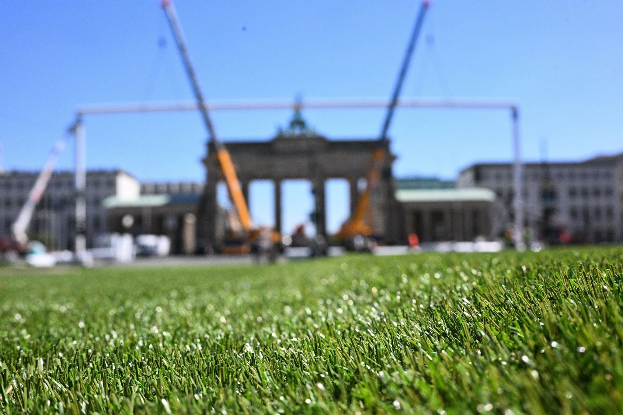 ILLUSTRATION - Ein riesiges Fußballtor wird vor dem Brandenburger Tor am Ende der Fanmeile für die Fußball-Europameisterschaft 2024 in Deutschland aufgebaut.  