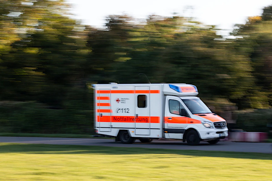 ARCHIV - Ein Rettungswagen fährt zu einem Einsatz.  ntralbild/ZB/Symbolbild