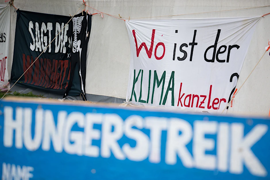 ARCHIV - «Sagt die Wahrheit», «Wo ist der Klimakanzler» und «Hungerstreik» ist auf Schildern im Hungerstreik-Camp des Bündnisses «Hungern bis ihr ehrlich seid» im Regierungsviertel zu lesen.  