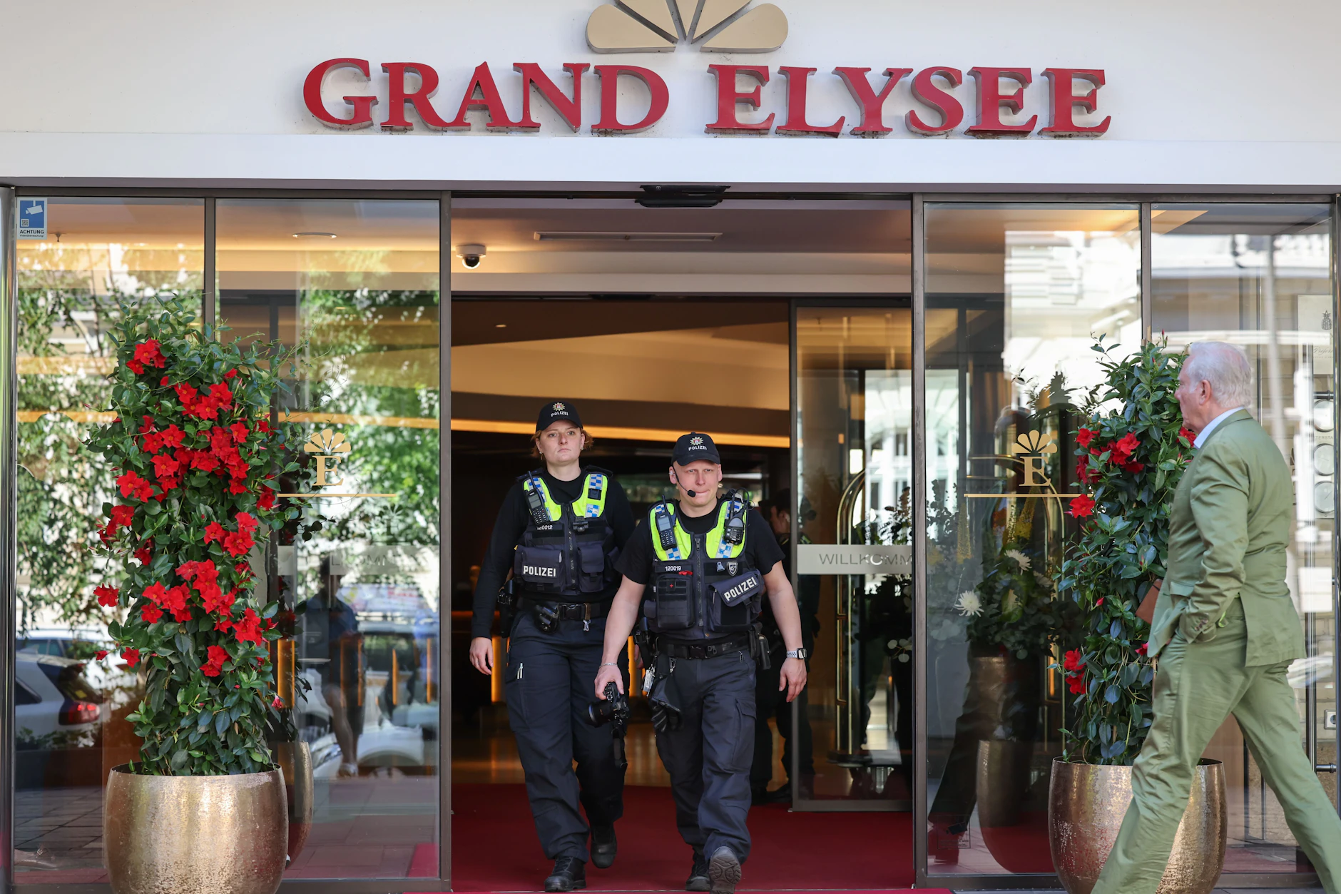 Einsatzkräfte der Polizei verlassen das Elysee-Hotel der Familie Block.