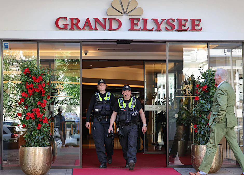 Einsatzkräfte der Polizei verlassen das Elysee-Hotel der Familie Block. 
