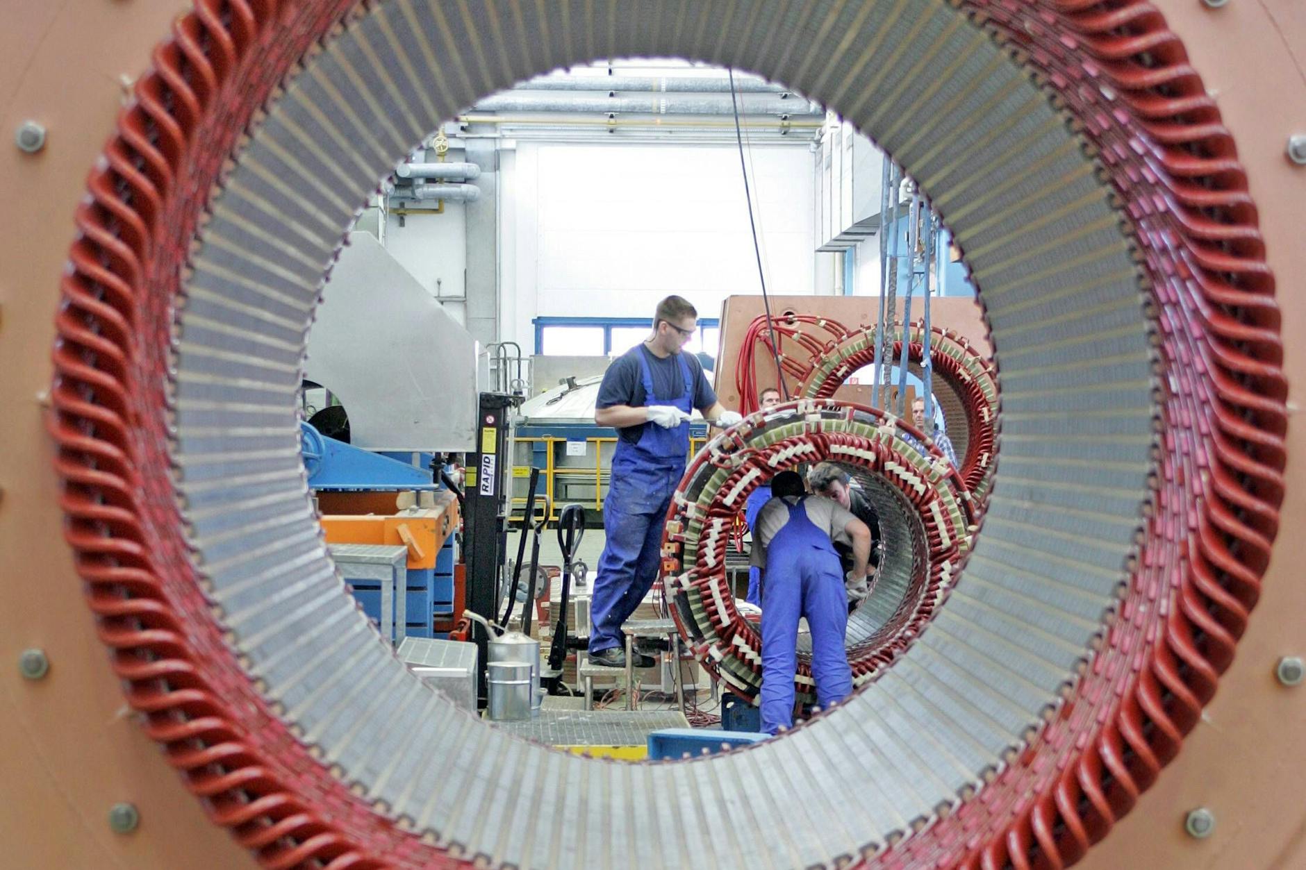 Blick durch ein Statorgehäuse: Siemens-Dynamowerk Berlin