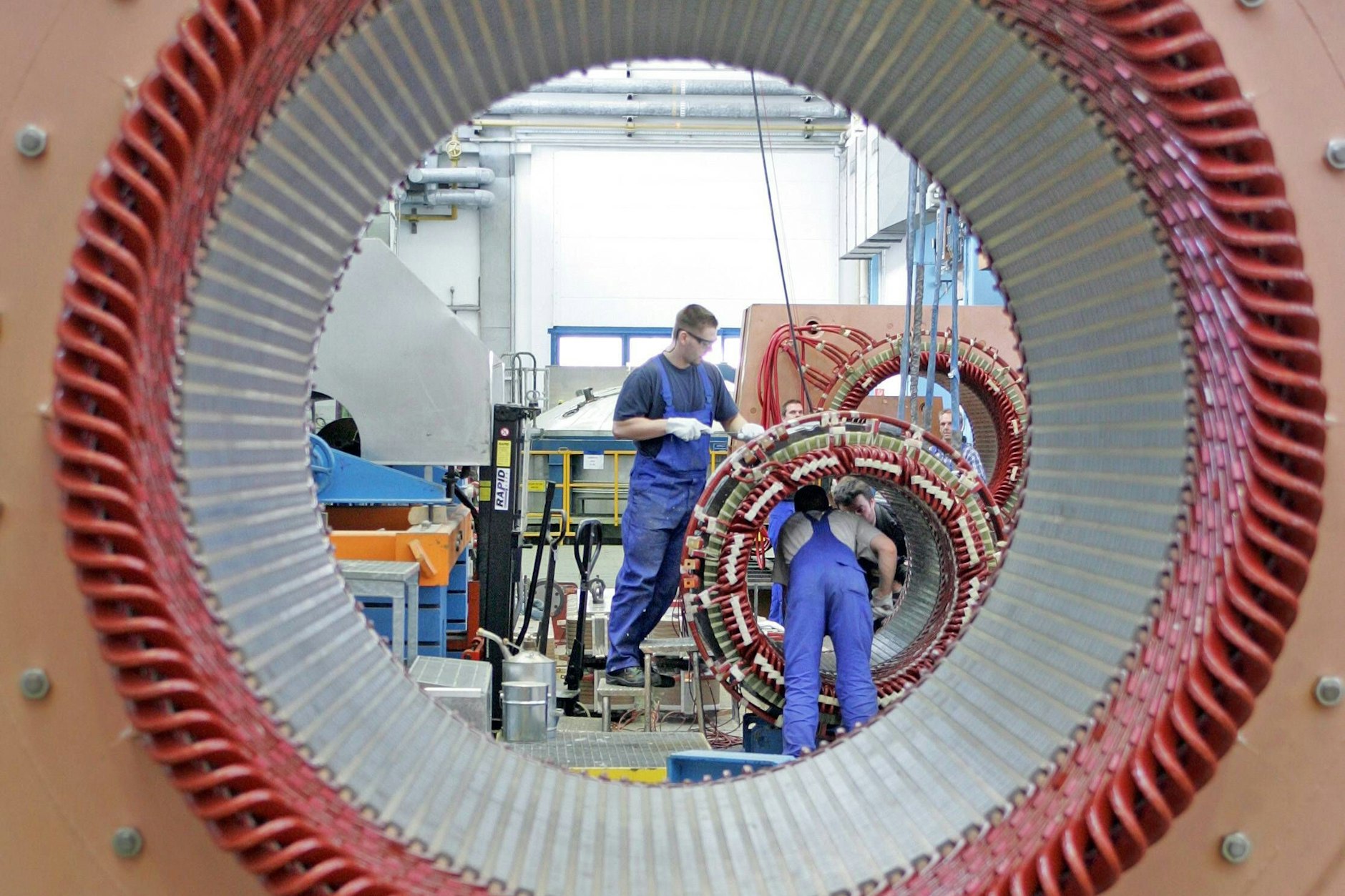 Blick durch ein Statorgehäuse: Siemens-Dynamowerk Berlin