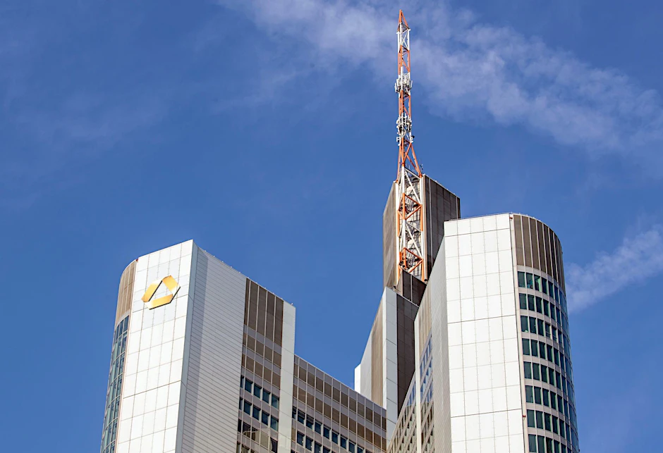 ARCHIV - Die Zentrale der Commerzbank.  