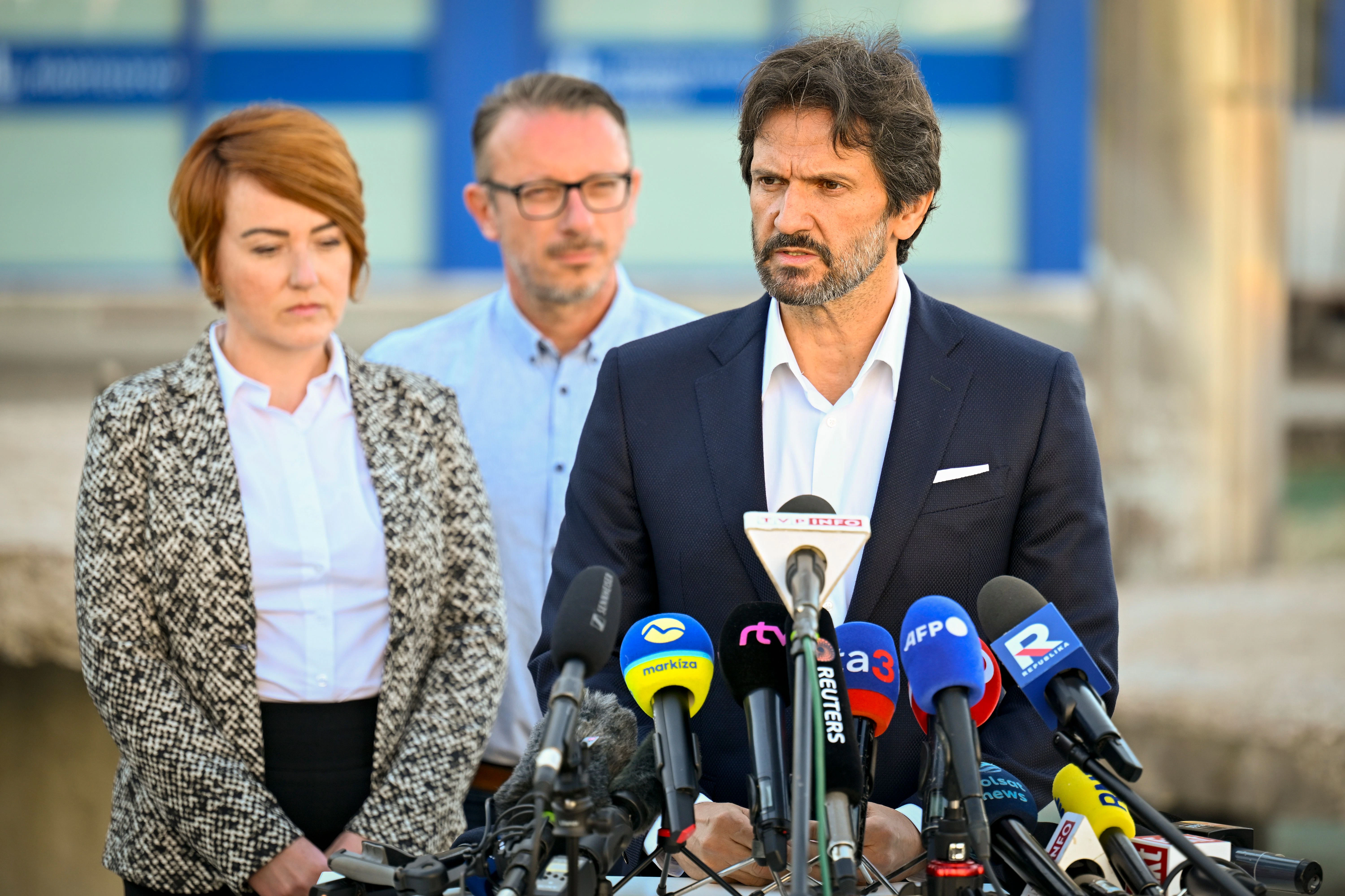 Der stellvertretende Ministerpräsident und Verteidigungsminister der Slowakei, Robert Kalinak, spricht während einer Pressekonferenz zusammen mit der Krankenhausdirektorin Miriam Lapunikova vor dem Universitätskrankenhaus, in dem der angeschossene slowakische Ministerpräsident Robert Fico behandelt wird.
