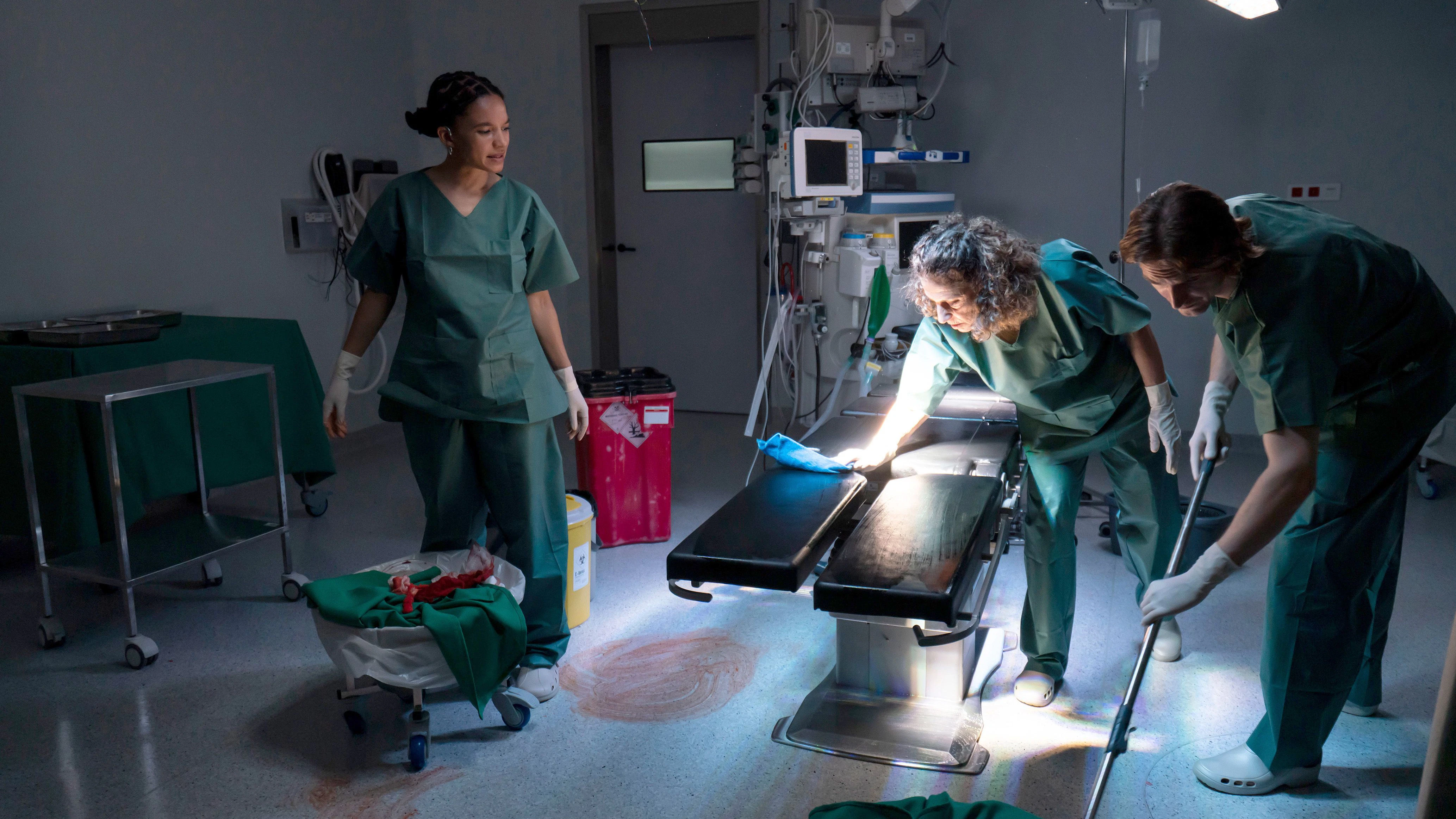Düstere Zukunftsversion in der vierten„ Charité“-Staffel: Marlene Hirt (Gina Haller, l.), Dr. Seda Safadi (Adriana Altaras, M.) und Lou Melnik (Joshua Seelenbinder, r.) haben eine geheime Operation in der Schattenklinik durchgeführt.