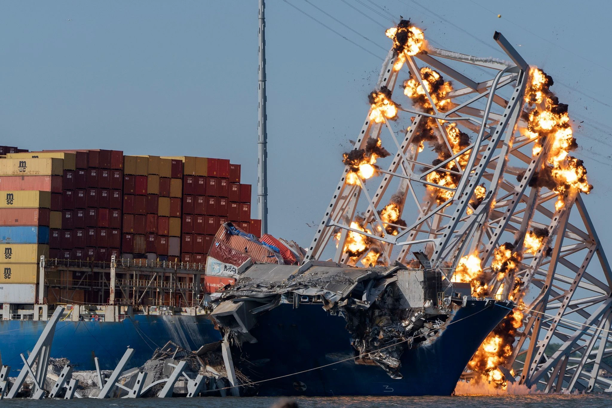 Eine kontrollierte Sprengladungen soll Teile der eingestürzten Francis Scott Key Bridge, die auf dem Containerschiff Dali liegt, in Baltimore zum Einsturz zu bringen.  