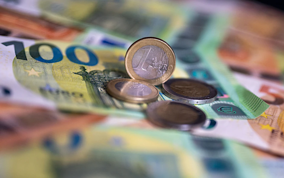 Geldscheine mit dem Wert von 100 und 50 Euro und Münzen liegen auf einem Tisch.