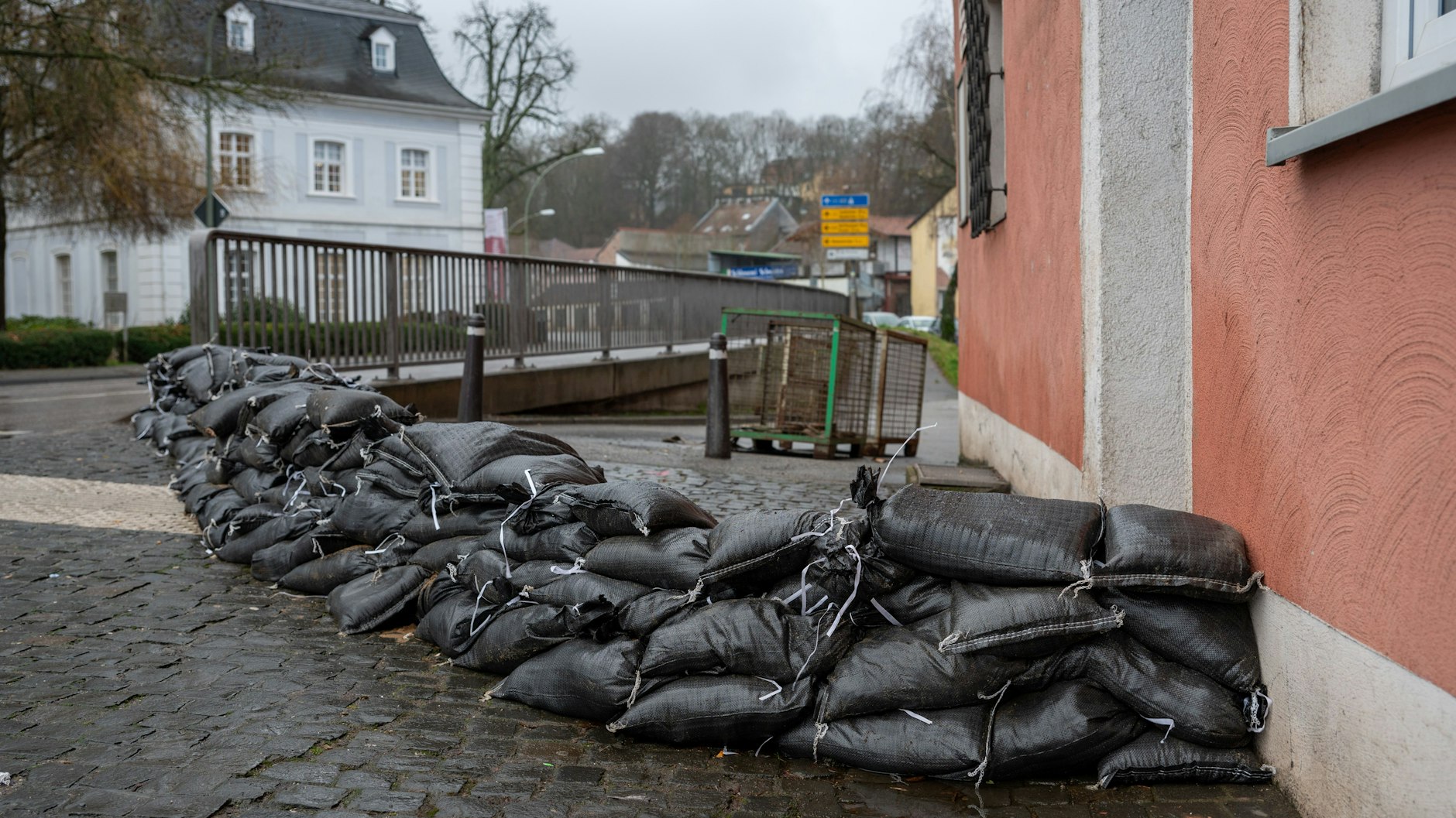 Sandsäcke liegen zum Schutz vor dem Hochwasser am Rande der Altstadt von Ottweiler. Sie steht komplett unter Wasser.