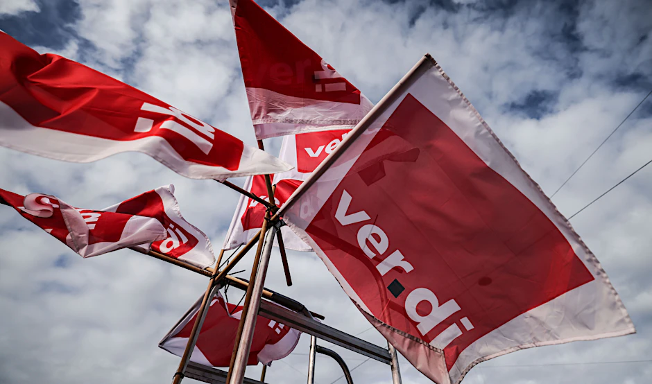 Fahnen der Gewerkschaft Verdi im Wind