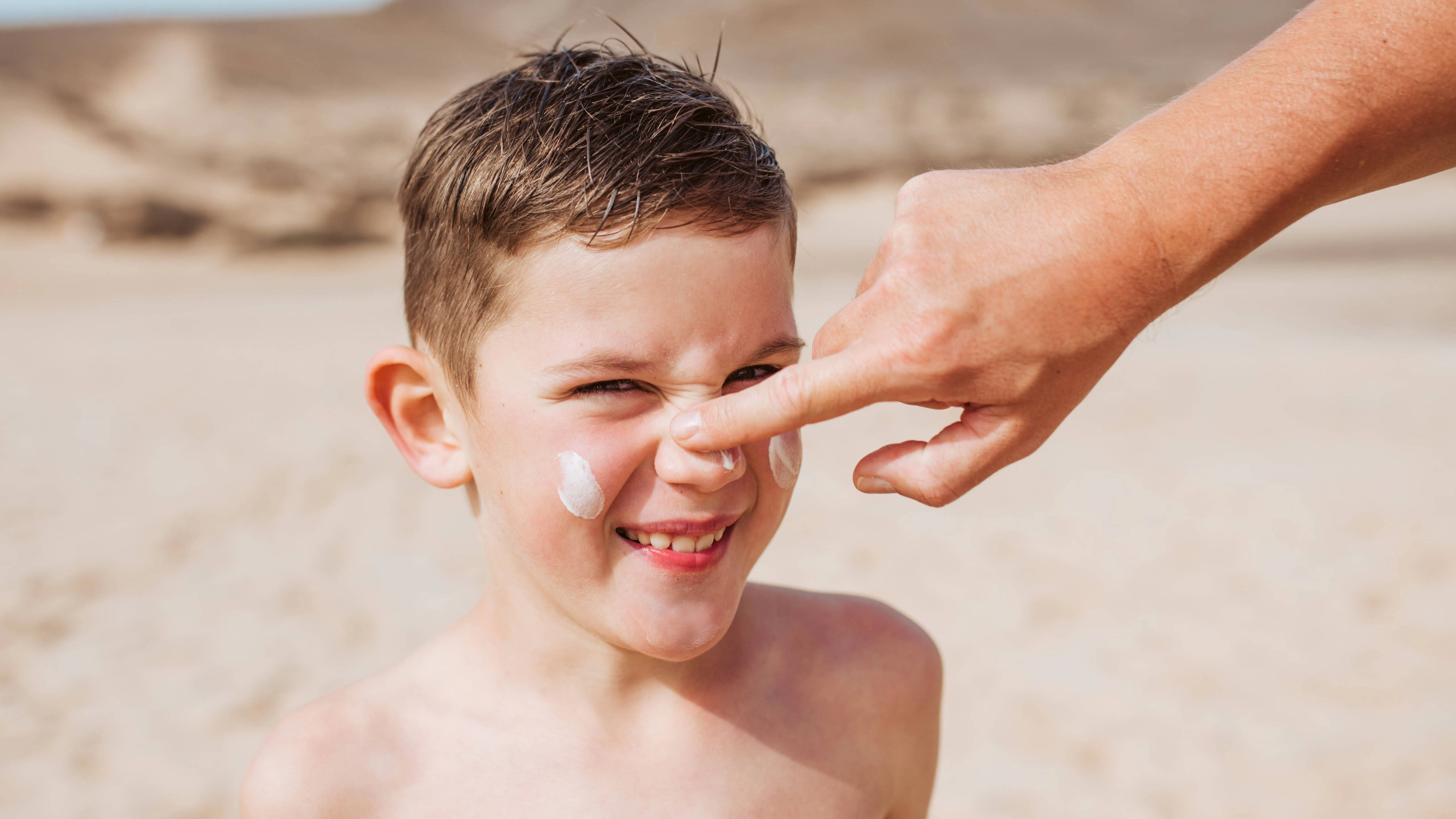 Vor allem Kinder spielen gerne in der Sonne. Ihre empfindliche Haut muss besonders geschützt werden.