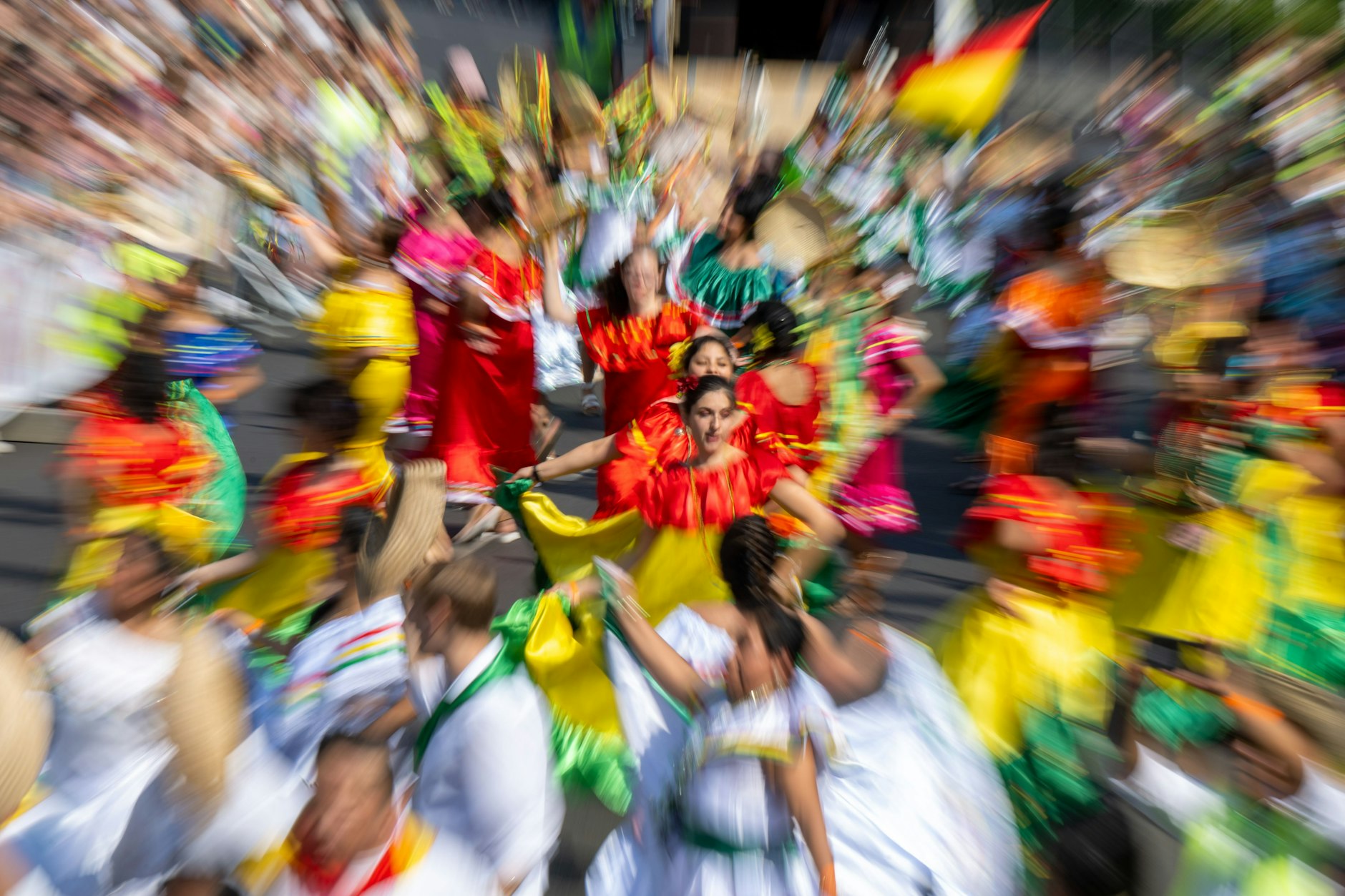 Tänzerinnen und Tänzer nehmen am Umzug des Karnevals der Kulturen in Kreuzberg teil.