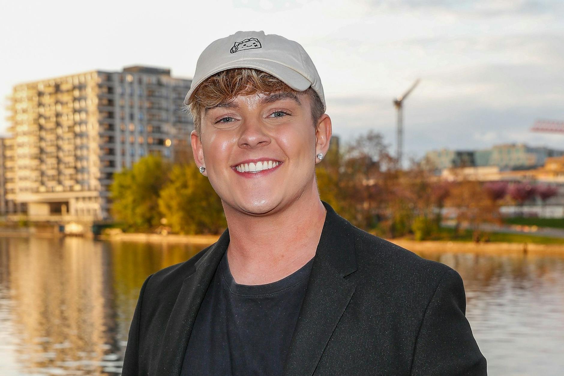 Er äußert sich zu den Blocklisten und zum Nahostkonflikt: Twenty4tim hat 2,7 Millionen Instagram- und 4,9 Millionen TikTok-Anhänger.