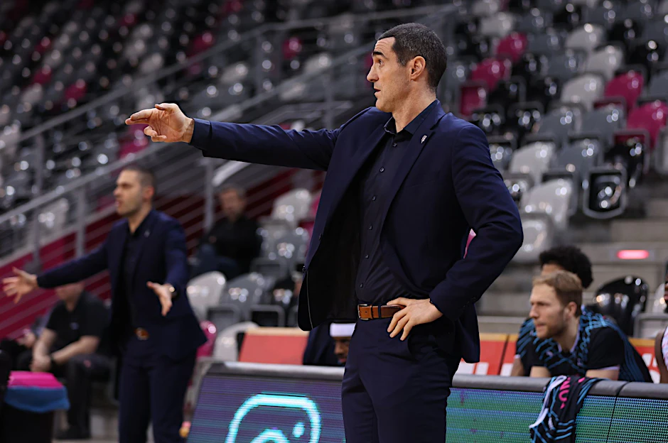 ARCHIV - Die Bonner mit ihrem Headcoach Roel Moors müssen noch um eine Playoff-Teilnahme kämpfen.  