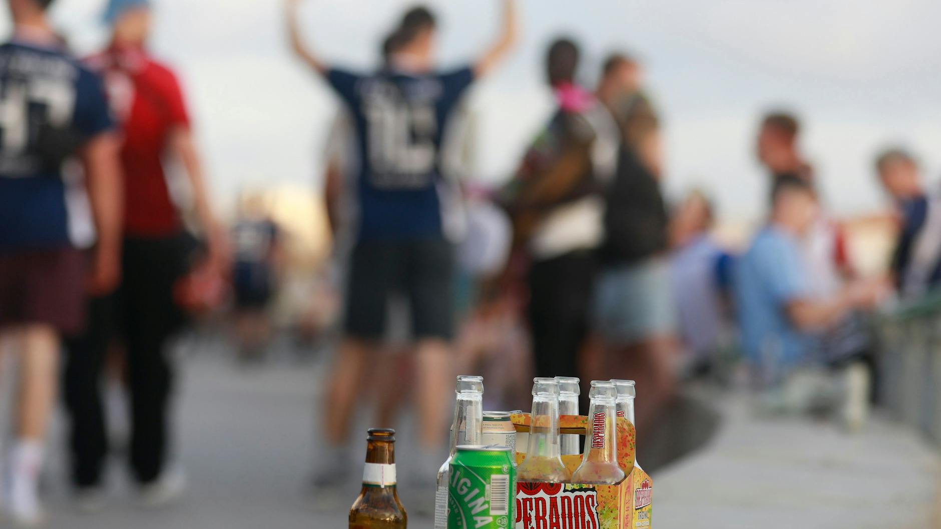 Urlaubern und Einheimischen, die in Mallorca mit geöffneter Bierdose an „falscher“ Stelle öffentlich Alkohol konsumieren, droht nun ein Bußgeld zwischen 500 und 1500 Euro.