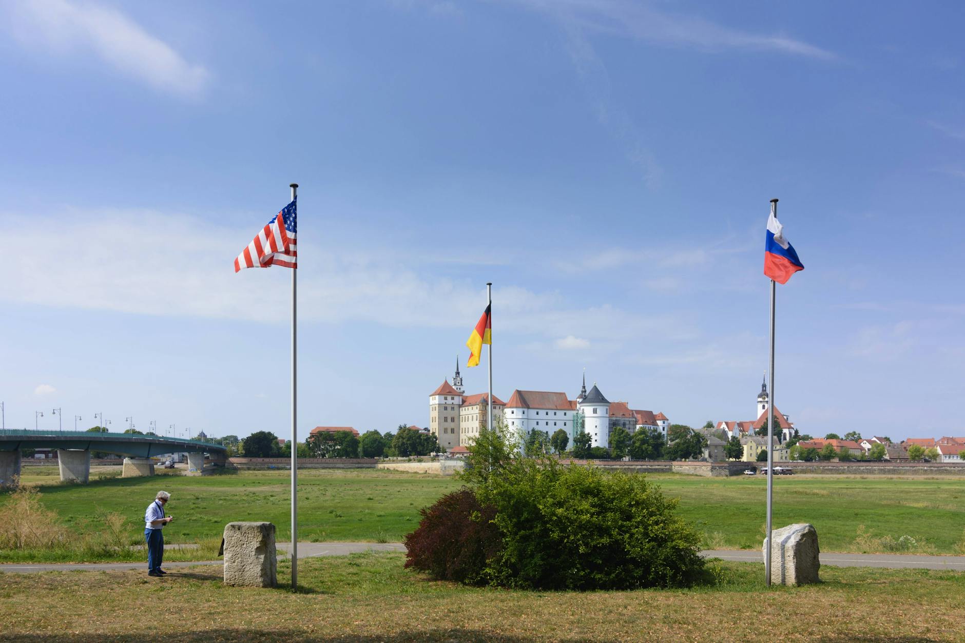 Das Denkmal am Elbufer erinnert an die Begegnung von sowjetischen und US-amerikanischen Truppen im April 1945 in Torgau.