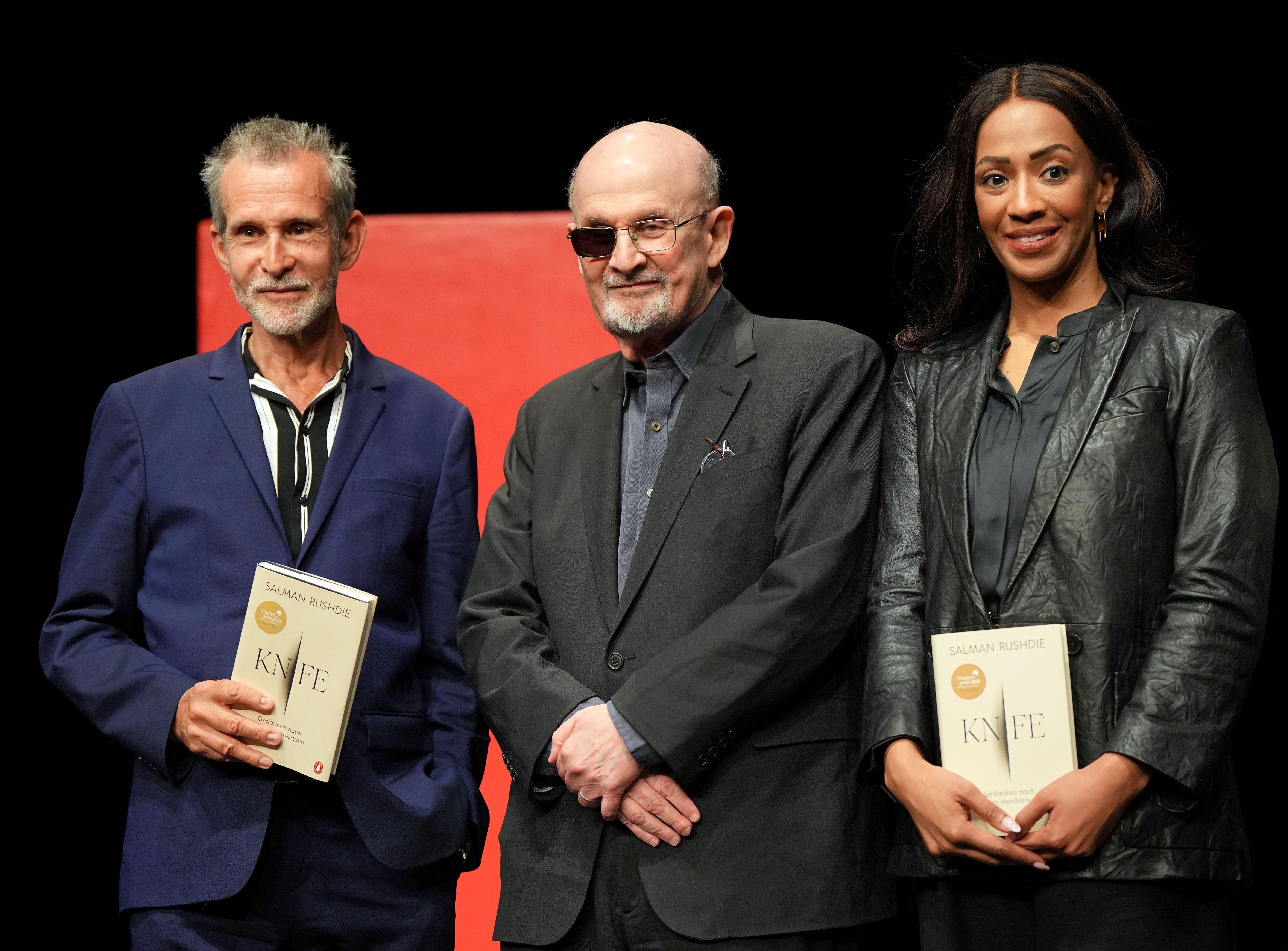 Image - Salman Rushdie im Deutschen Theater: Lachen und Jubel für einen Überlebenden