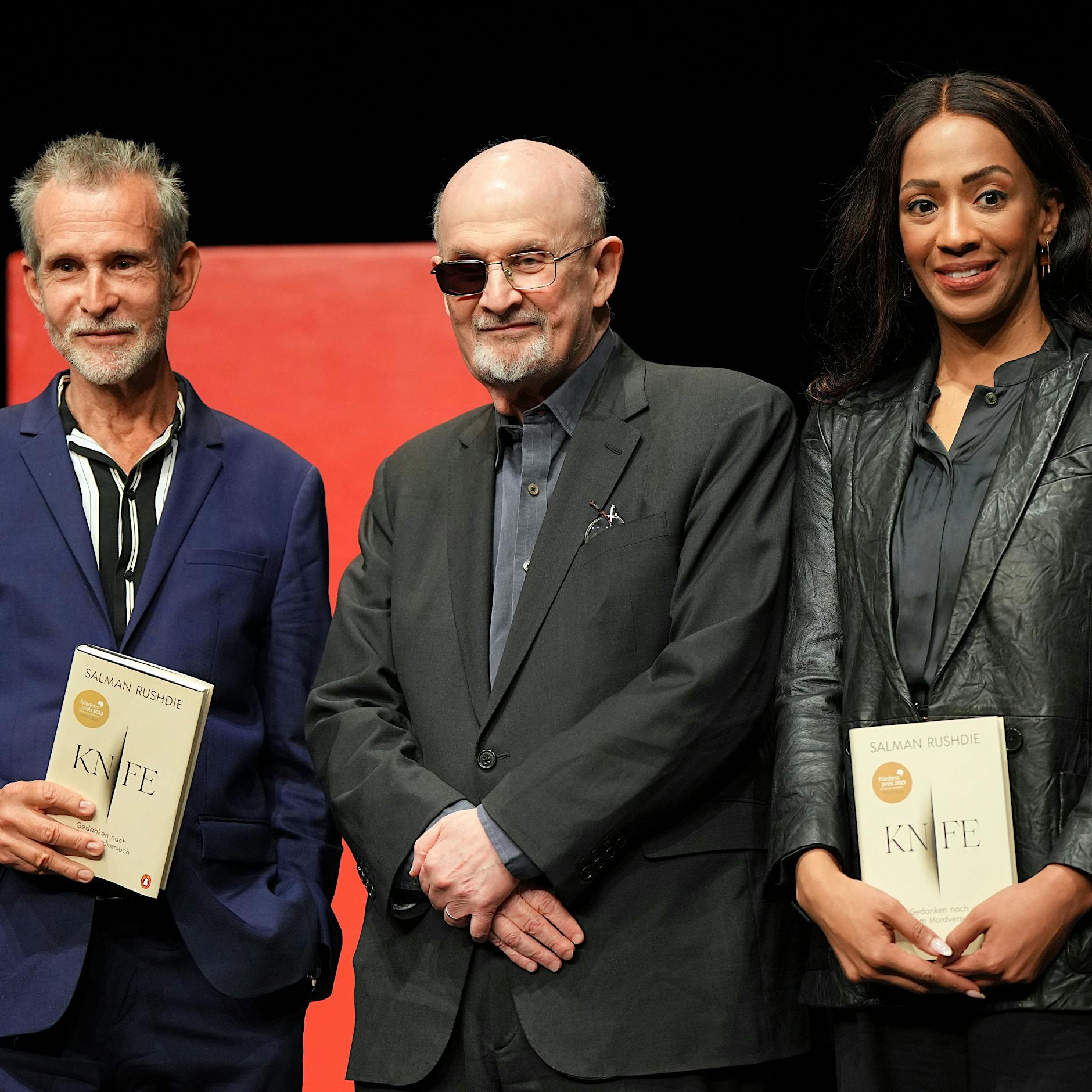 Salman Rushdie im Deutschen Theater: Lachen und Jubel für einen Überlebenden