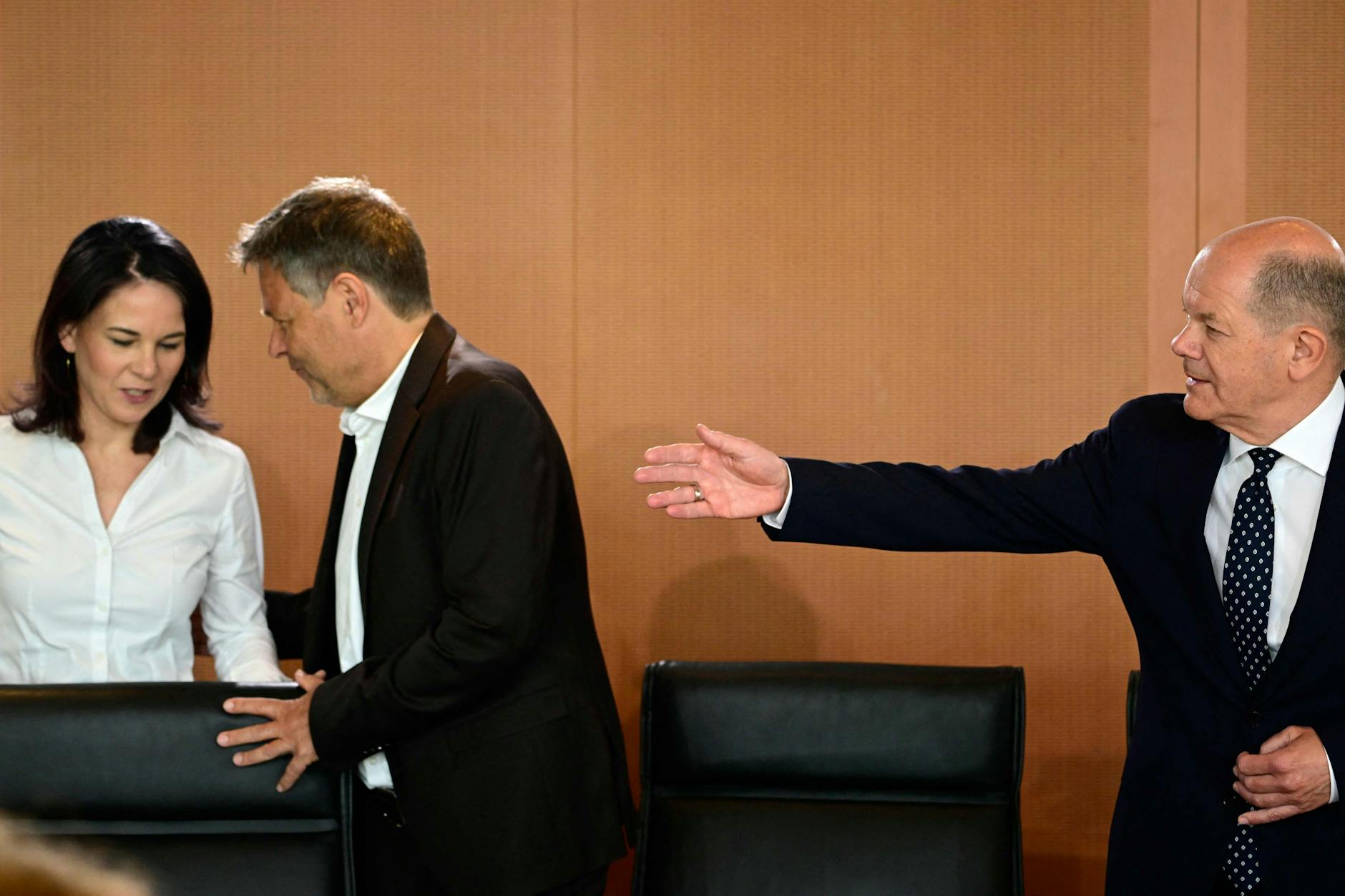 Annalena Baerbock, Robert Habeck, Olaf Scholz: Wollen die Gesellschaft kriegstüchtig machen.